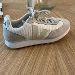 Very good condition veja sneakers size 6